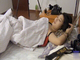 她回家太早，正好看到闺蜜的妈妈和陌生人在楼道缠绵，压抑的声音终于泄出:旧谷露影院AV做受:精彩免费一级毛片