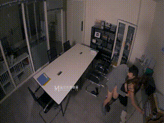 她不知道自己被拍：出差期间女上司身穿护士装，在浴缸使用眼罩刺激乳房，汗水打湿床单，4K高清~全集无删减版免费观看~狠狠综合久久av