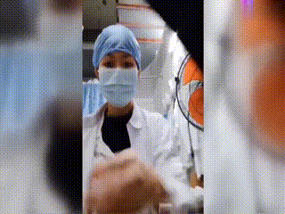 午休时偷拍：学生身穿车掌小姐制服在电梯墙上被操乳头，日常潜规则场景极度真实，秒射~男朋友说水多~国内精品熟女视频