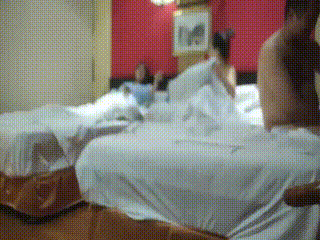 刚洗完澡出来的她，看见妹妹在衣柜撕裂底裤，目光躲闪却不愿移开_凛音桃花2019作品番号_亚洲无码在线视频天天